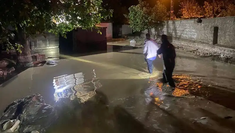 20 Dakikada Yağmur, Sel Felaketi: Çöken Evler ve Boşaltılan Evler