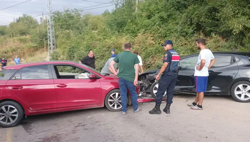Karamürsel'de Otomobil Kazası: Çarpışma Sonucu 4 Kişi Yaralandı
