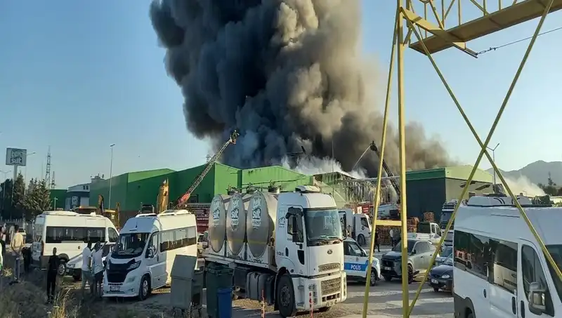 Gönen’de Fabrika Yangını: İşçilerin Kimliklerine Ulaşmak için Çalışmalar Başlatıldı