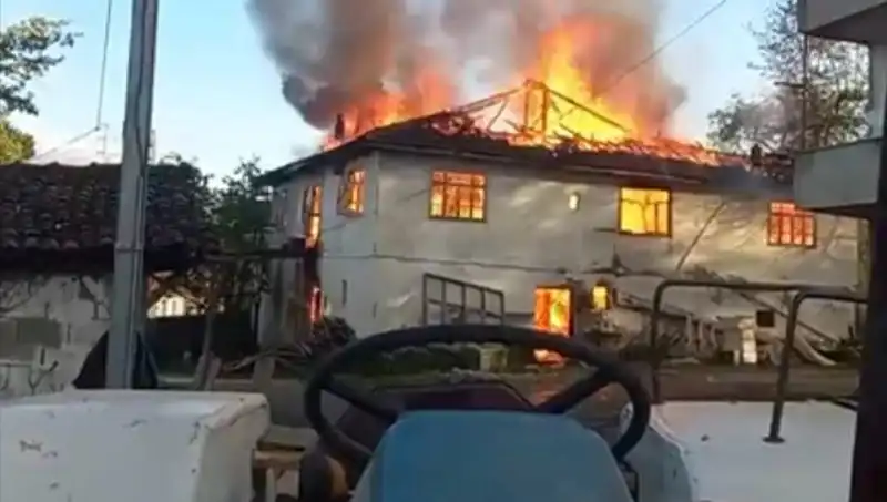 İki Katlı Evde Korkunç Yangın: Alevler Gökleri Sarardı!