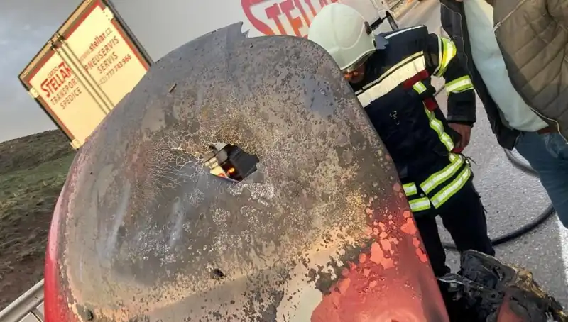 Seyir Halindeki Otomobil Alev Alev Yandı: Korku Dolu Anlar!