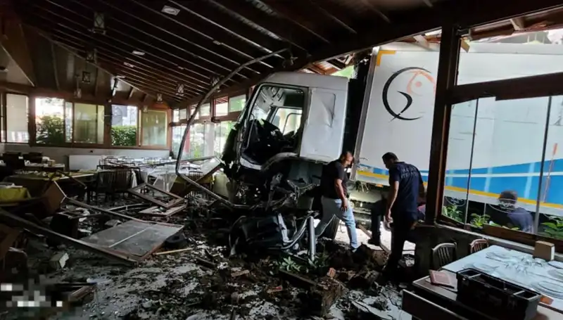 Freni Boşalan Kamyon, Restoranın İçine Dalıyor: Şok Edici Olay!
