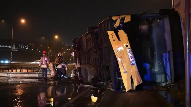 İstanbul'da Feci Kaza: Özel Halk Otobüsü Devrildi!