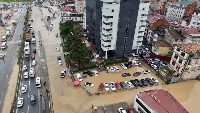 Trabzon’da Sel Felaketi: Ekipler Kaybolan Kişiyi Arıyor