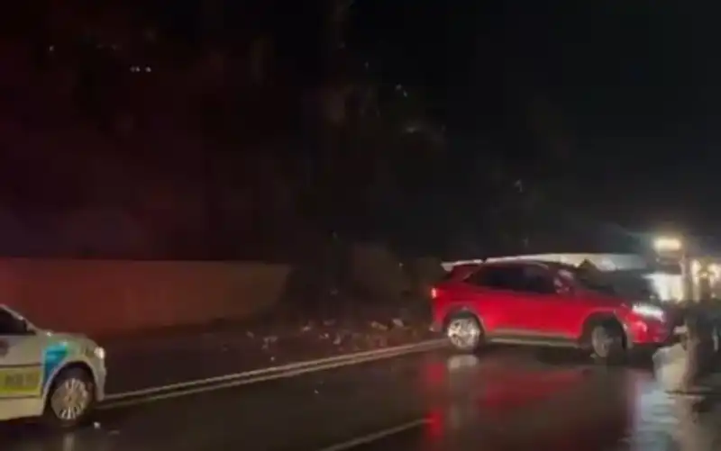 Hakkari’de Heyelan: Dev Kayalar Yolu Kapatarak Ulaşımı Olumsuz Etkiledi