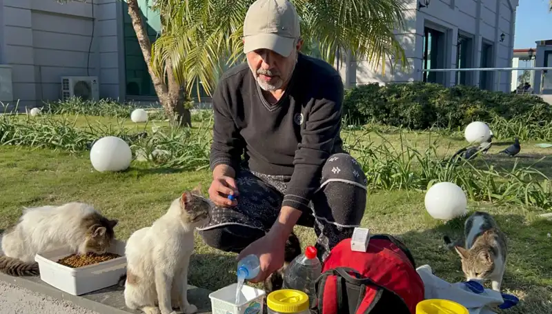 59 Yaşındaki Adamın 8 Kilometrelik Yürüyüşü Gözleri Dolduruyor