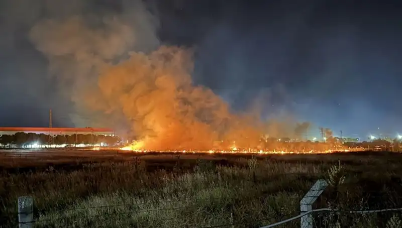 İzmir'de Gece Yarısı Çıkan Yangın Şehri Alarm Rüyasına Dönüştürdü