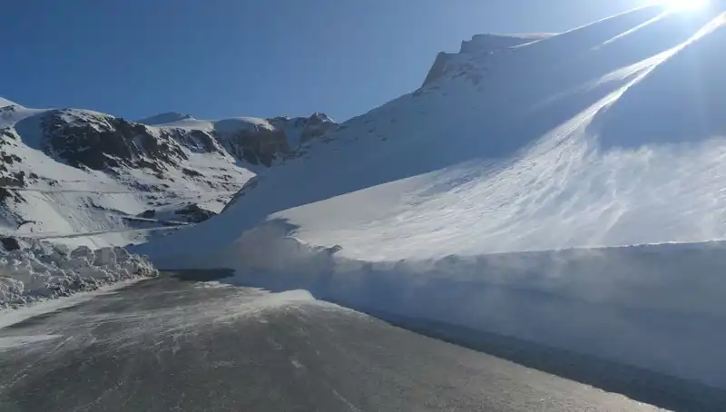 Van-Bahçesaray Karayolu Ulaşımı Açıldı: Günler Süren Kapalı Yol Problemi Çözüldü