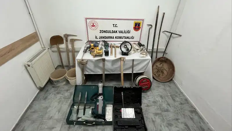 Çaycuma'da Kaçak Kazı Yapan 5 Kişi Suçüstü Yakalandı