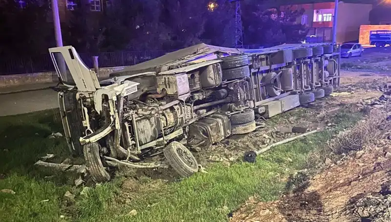 TIR Devrildi: Kazada 6 Kişi Yaralandı, Kaza Anı Görüntülendi