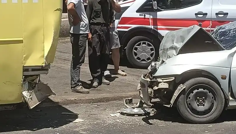 Halk Otobüsü ile Otomobil Çarpıştı: Yaralılar Hastanede