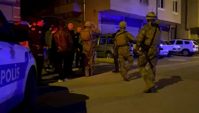 Balkondan Tüfekle Ateş Açan Şahıs, Kendini Evin İçine Kilitledi