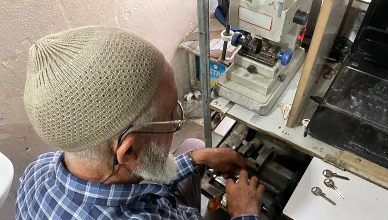 28 Yılda 4 Metrekarelik Dükkanda Hayalindeki Sarayı Yaratmak