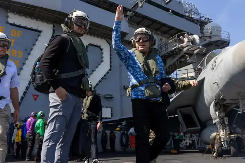 ABD'nin Umman Ekibi Savaş Gemisinde Kritik Görüşmeler Gerçekleştirdi