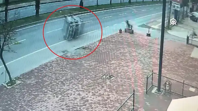 Güvenlik Kamerasında Yer Alan Korkunç Kaza Anı: İki Kişi Yaralandı!