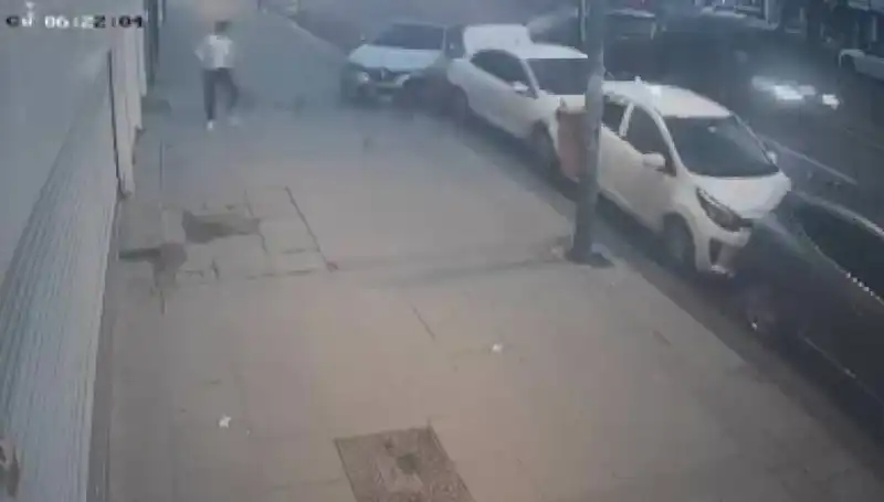 Direksiyon Hakimiyetini Kaybetti: Park Halinde Araçlara Çarpan Sürücü Kazada Yaralandı