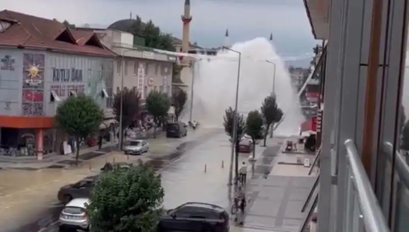 İçme Suyu Hattı Patladı! Şehirde Su Fırtınası Yaşandı