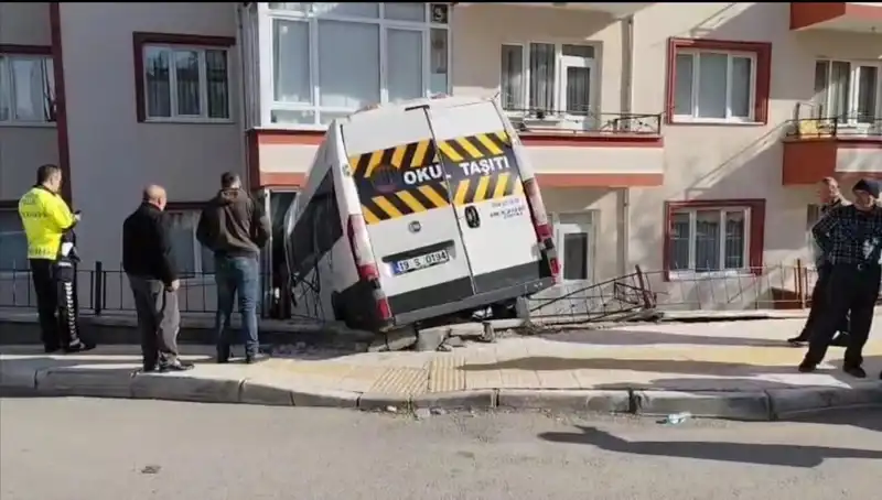 Okul Servisi Balkona Girdi: Korkunç Kaza İki Öğrenciyi Yaraladı