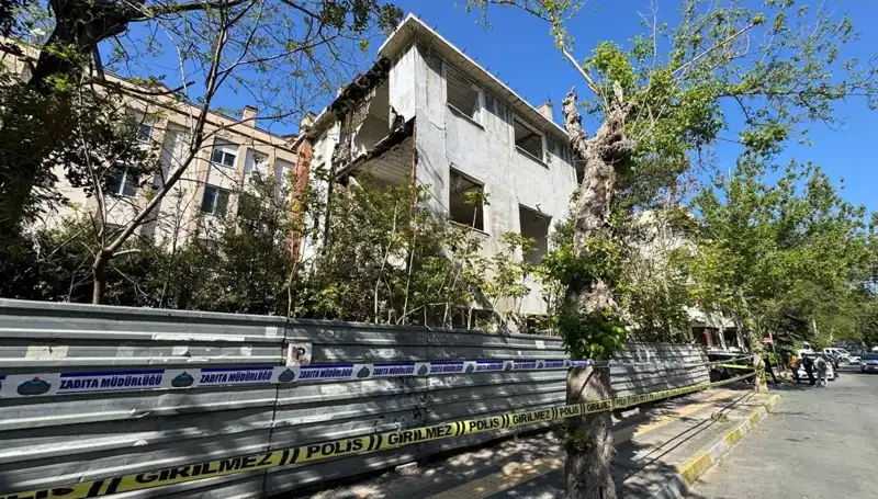Bakırköy’deki Metruk Bina Depremle Kısmen Çöktü: Olay Anı ve Sonrası