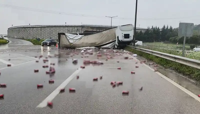 TIR Kazası: Yola Saçılan İçecekler Trafiği Felç Etti