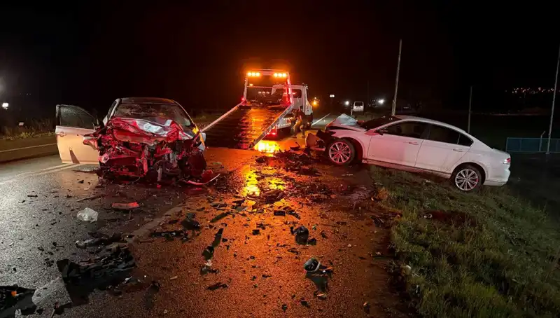 Çanakkale'de Korkunç Kaza: İki Araç Çarpıştı, 3 Can Kaybı, 1 Yaralı
