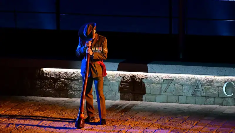 Anzak Koyu'nda Duygusal Anlar: "Şafak Ayini" Coşkusu