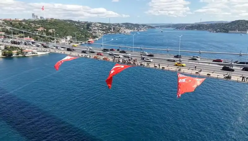 Dev Türk Bayrağı, Boğaz Köprüsü'nde Duygusal Bir Görsel Şölen Oluşturdu