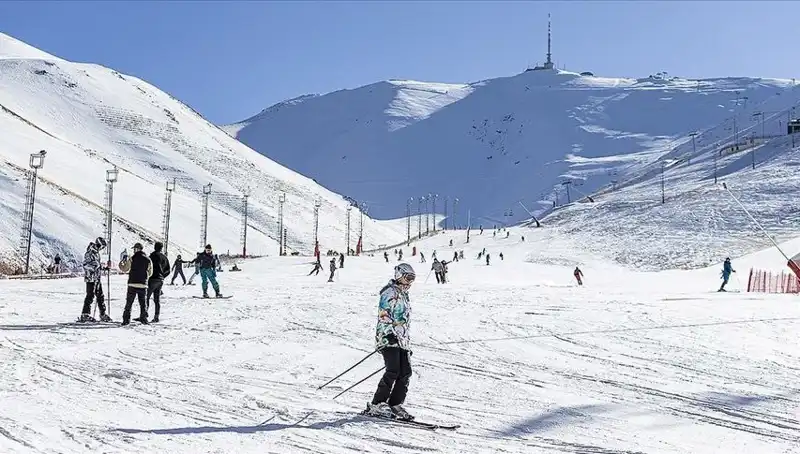 Palandöken'de Kayak Severleri Büyüleyen Kar Kalınlığıyla Kış Şöleni