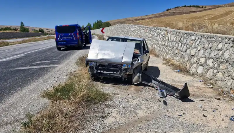 Kontrolden Çıkan Araç Duvara Çarptı: İki Yaralı Hastaneye Sevk Edildi