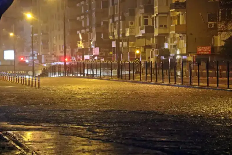 Antalya'da Yağışlar Sonrası Yollar Gölleştı, Araçlar Mahsur Kaldı!