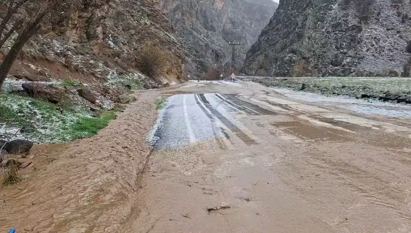 Tunceli’yi Vuran Dolu Ve Sağanak Hava Hayatı Durma Noktasına Getirdi