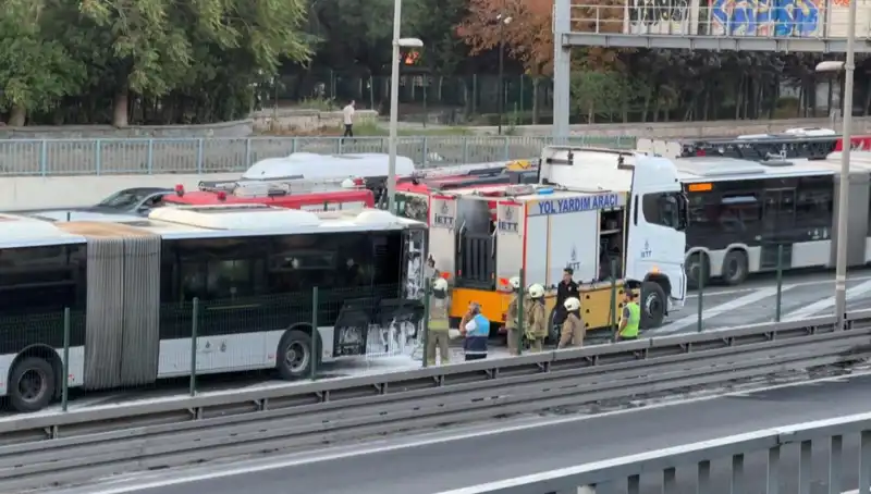 İstanbul'da Metrobüs Yangını: Trafikte Çile Çeken Yolcuların Hikayesi