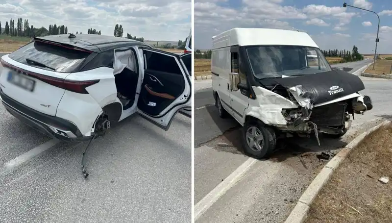 Çorum'da Kafa Kafaya Çarpışma: Faciadan Son Anda Kurtuldular!