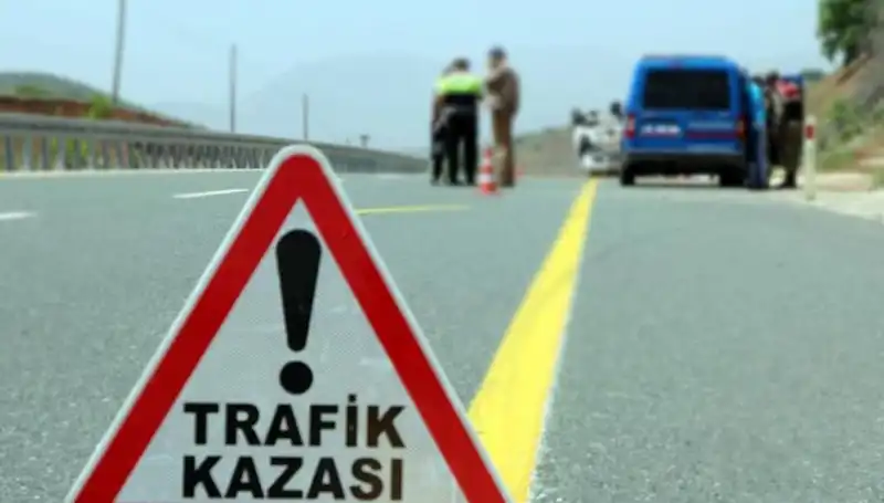 Otomobil ve Hafif Ticari Araç Çarpıştı: 6 Hayat Kaybı