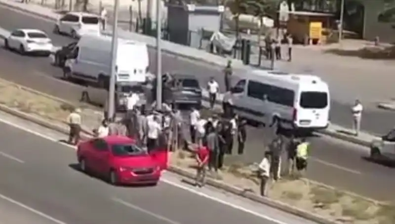 : Yolun Karşısına Geçen Yayaya Otomobil Çarptı: Kaza Anı Görüntülendi