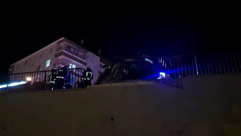 Kontrolden Çıkan Araç, Bariyerlere Asılı Kalarak Korkuttu!