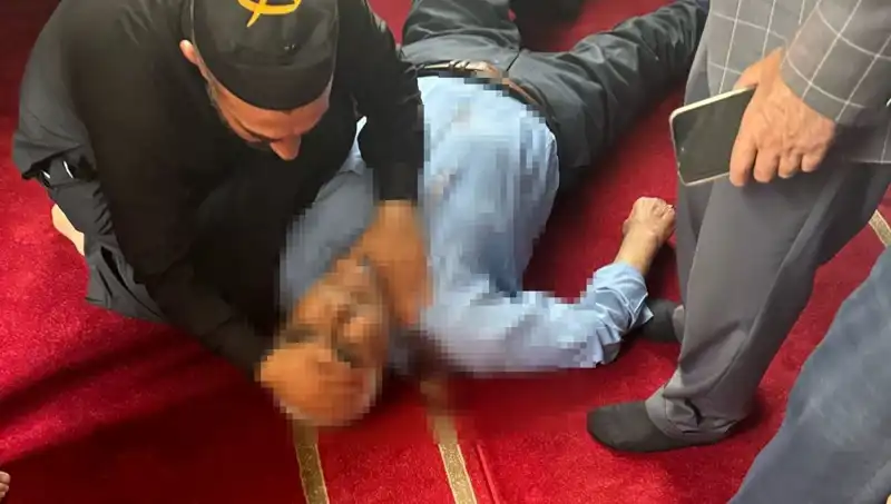 Camide Namaz Kılarken İnanılmaz Saldırı: Bıçaklı Saldırgan Ne Amaçlıydı?