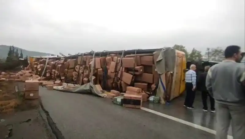 TEM Otoyolu'nda TIR Devrildi, Ankara Yönü Trafiğe Kapatıldı