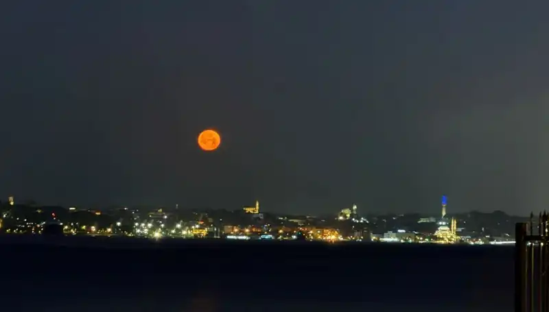 İstanbul'da Çilek Dolunayı Büyüleyici Manzaralar Sunuyor