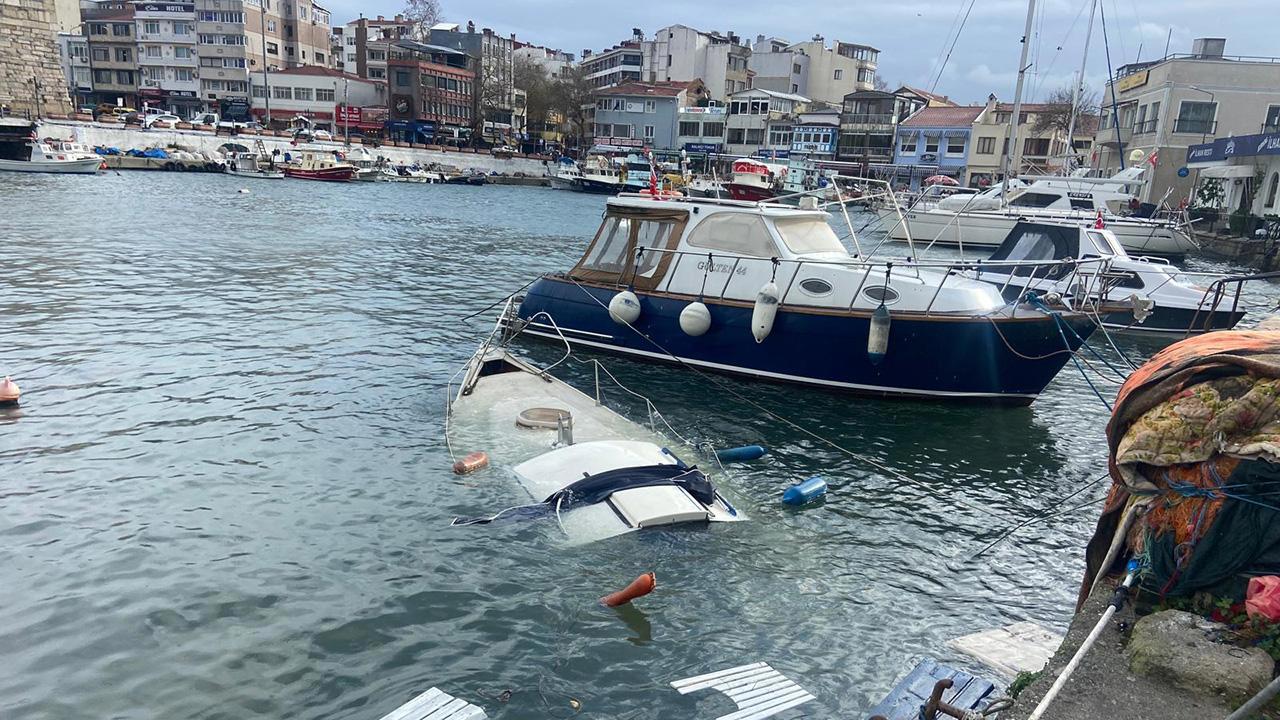 Çanakkale'de meydana gelen kuvvetli yağış nedeniyle bir tekne battı