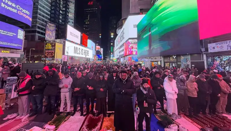 New York Times Meydanı’nda Tarihi Teravih Namazı İkramı