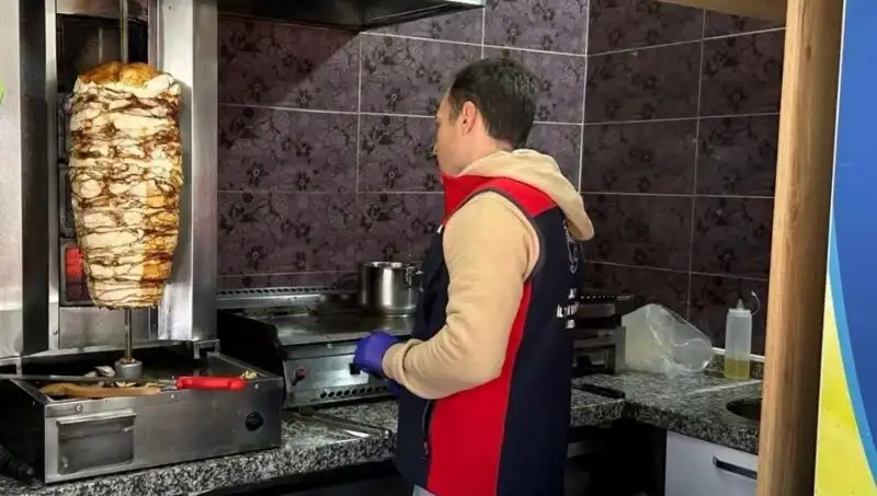 Yiyecek Güvenliği Tehlikede: Tavuk Döner İşletmelerine Baskınlar Arttı